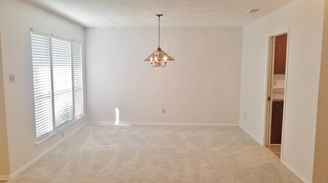 Foto del edificio - Spacious, Remodeled Duplex Unit Near Hulen...