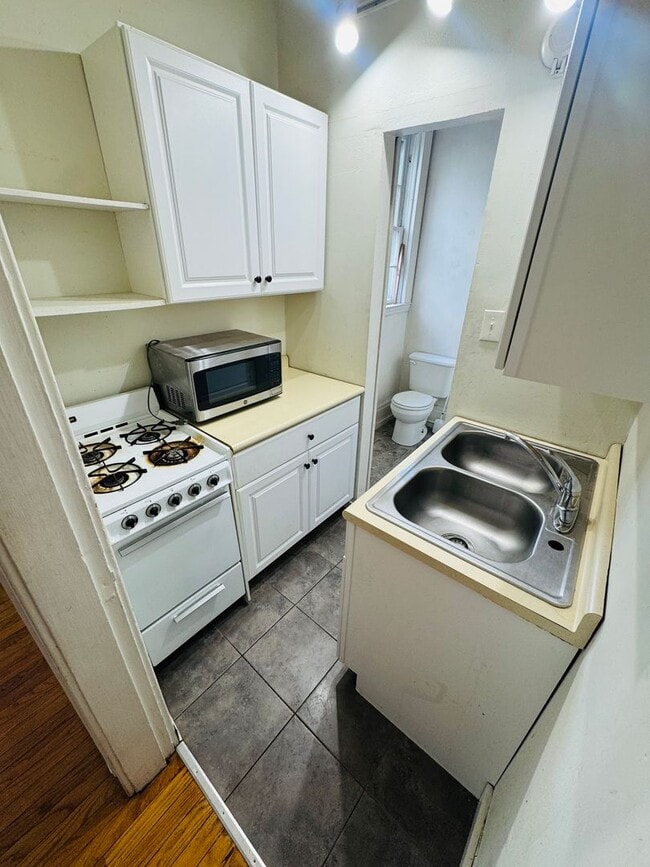 Building Photo - STUDIO APARTMENT WITH HEAT INCLUDED AVAILABLE NOW!