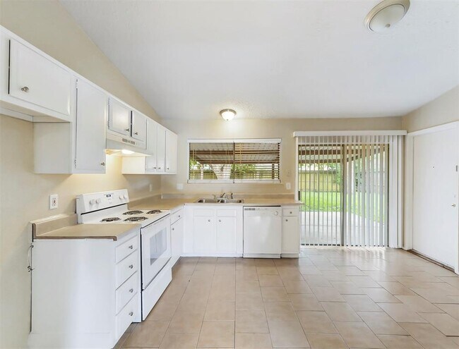 Building Photo - 16710 Barcelona Dr