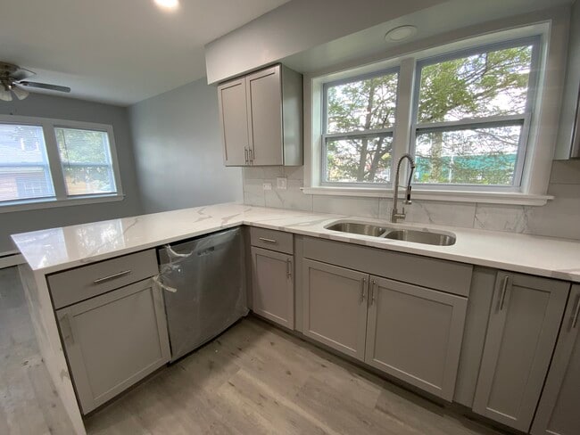 KITCHEN - 2228 W 71st St