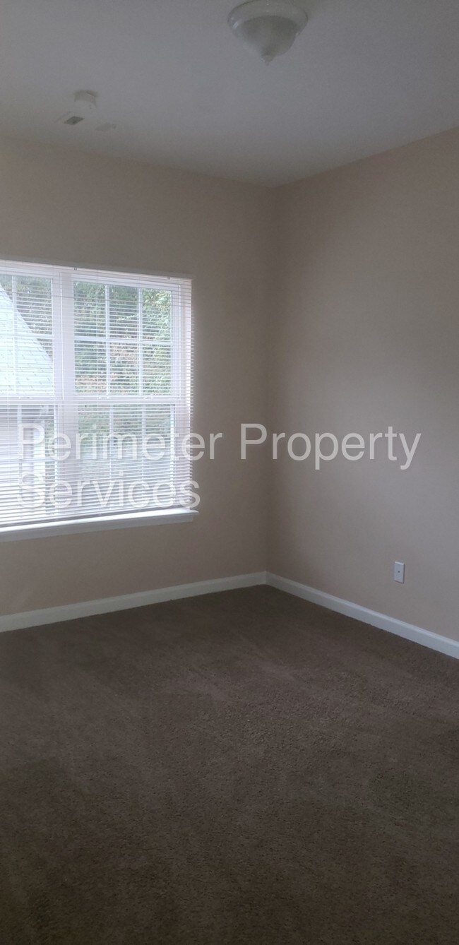 Building Photo - Newly Updated Duplex!