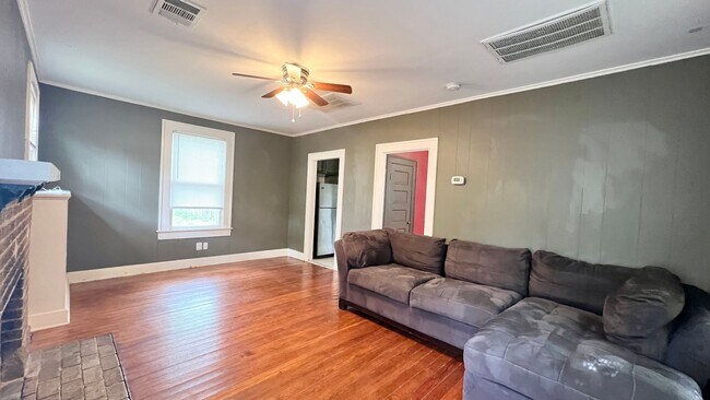 Building Photo - Must See Deep Eddy House
