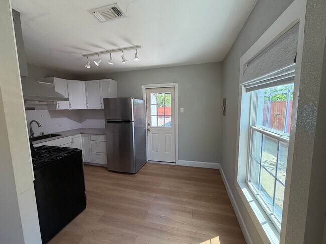 Foto del edificio - Charming 2 Bed / 1 Bath – Newly Remodeled with Bonus Space!
