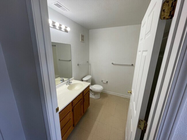 Foto del edificio - Rent $1025/month********** Close Proximity to Honda*********Comfortable Living