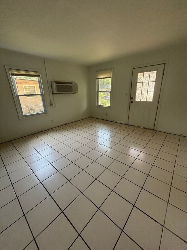 Building Photo - Charming 3-Bedroom Home in Jacksonville