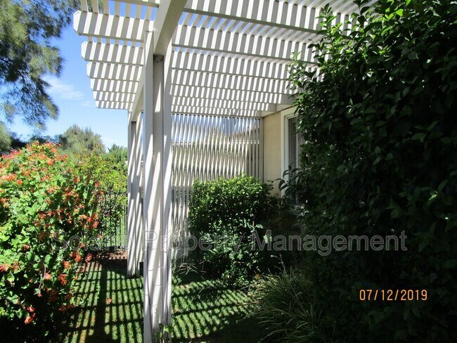Foto del edificio - 451 Edgewood Dr