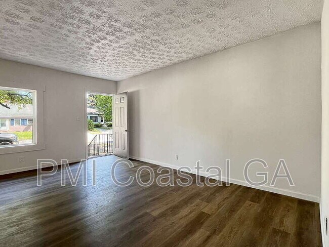 Building Photo - 1121 E 53rd St