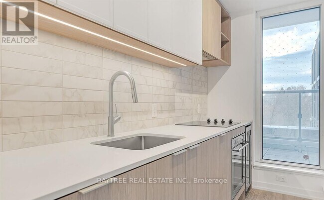 Photo du bâtiment - 2020 Bathurst St