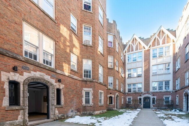 Foto del edificio - 7418 N Damen Ave