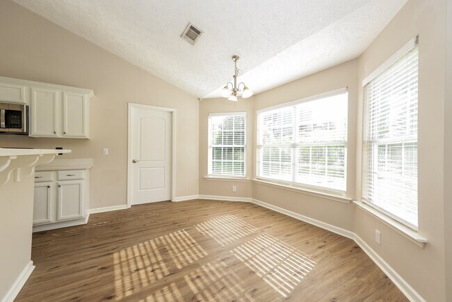 Building Photo - 106 Lyndhurst Dr