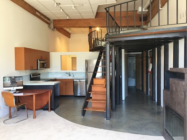 Building Photo - 417 E Pine St
