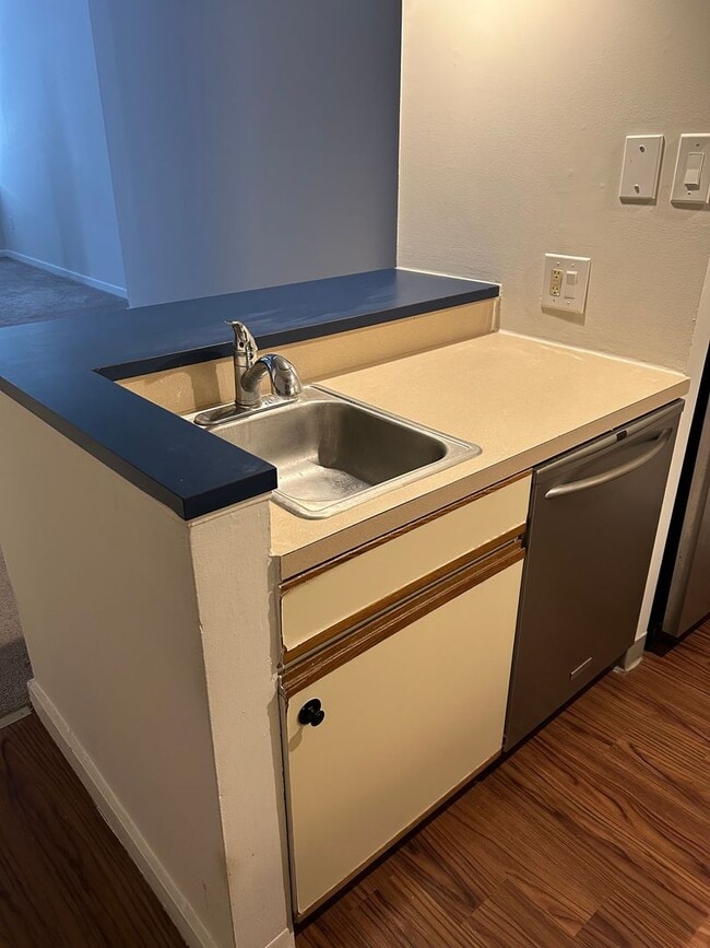 Building Photo - Bright Studio with lots of Built in shelving