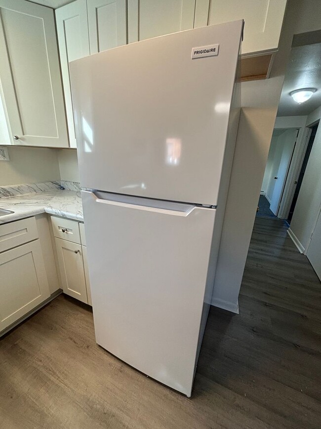 Building Photo - Newly Renovated 2 Bedroom - Carnegie!