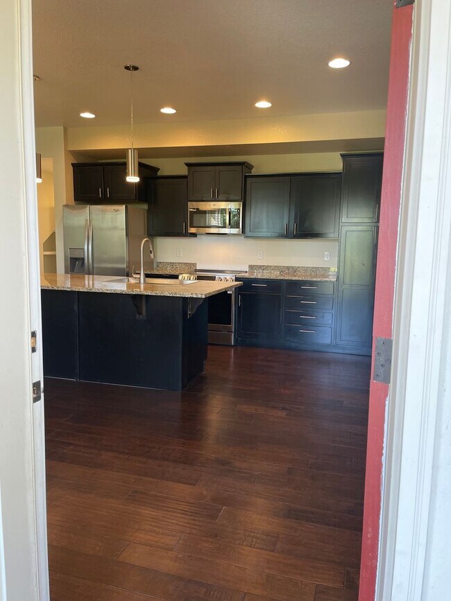 Building Photo - Sophisticated Townhome w/ 1 Car Garage in ...