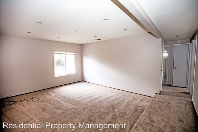 Building Photo - 34840 Gladstone Pl