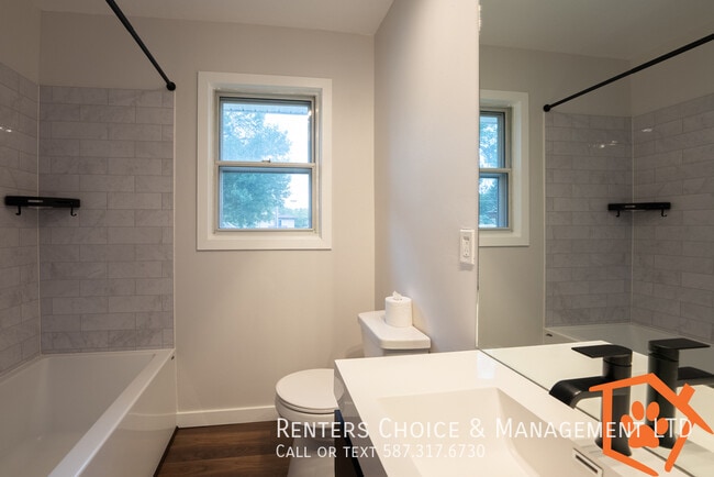 Building Photo - 2 Bedroom Pet Friendly House