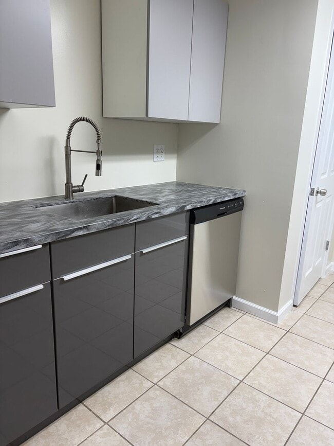 Building Photo - Newly Renovated 3 bedroom house in the hea...