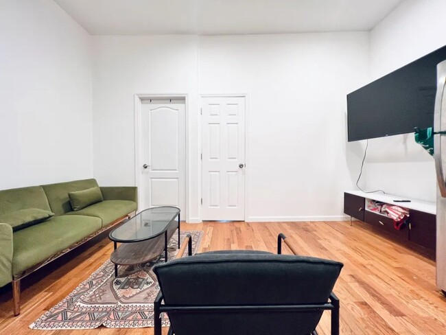 Building Photo - Furnished room/NOT APARTMENT
