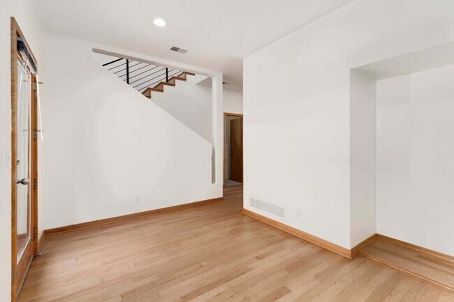 Building Photo - 120 Mathews St