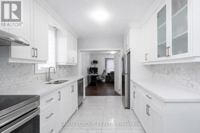 Building Photo - 449 Kenilworth Ave N