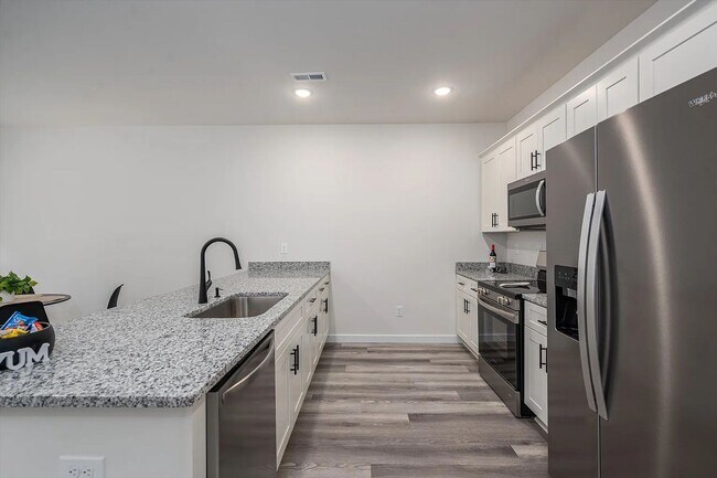 Foto del edificio - 2025 Built Townhome - Move-In Ready!
