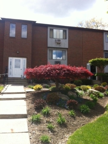 Building Photo - 211 Highland Ave