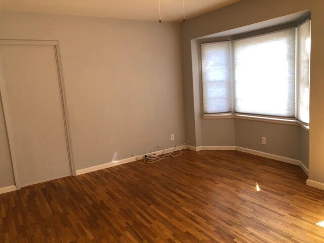 Sala de estar con ventanal - 1025 Locust St