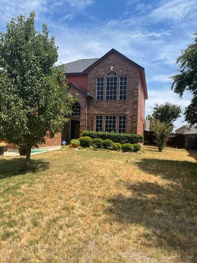 Building Photo - Stunning 4-bedroom, 2-bathroom house locat...