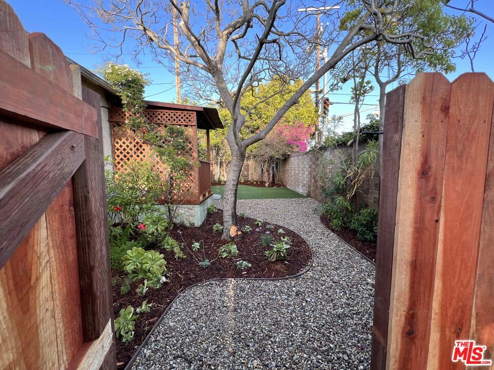 Foto principal - 8732 El Manor Ave