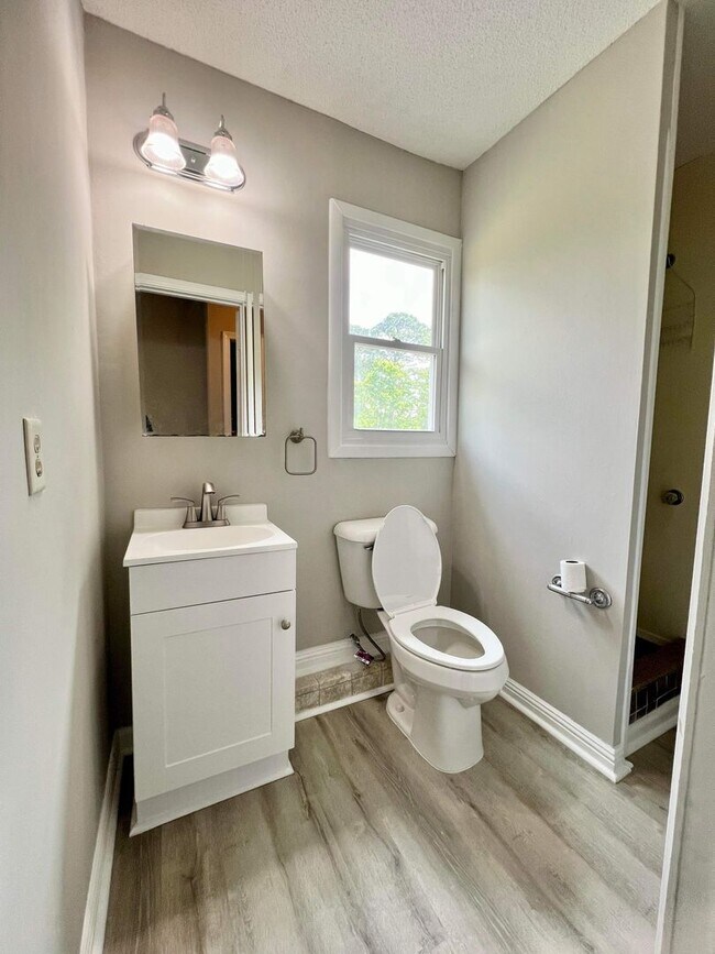 Building Photo - Charming four-bedroom, two-bathroom home n...