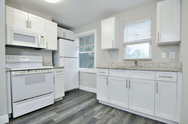 Building Photo - 912 Hart St