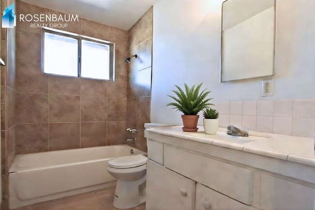 Building Photo - 565 S Hobson