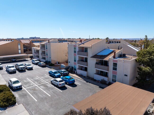lado - 1821-1827 Dartmouth Dr NE