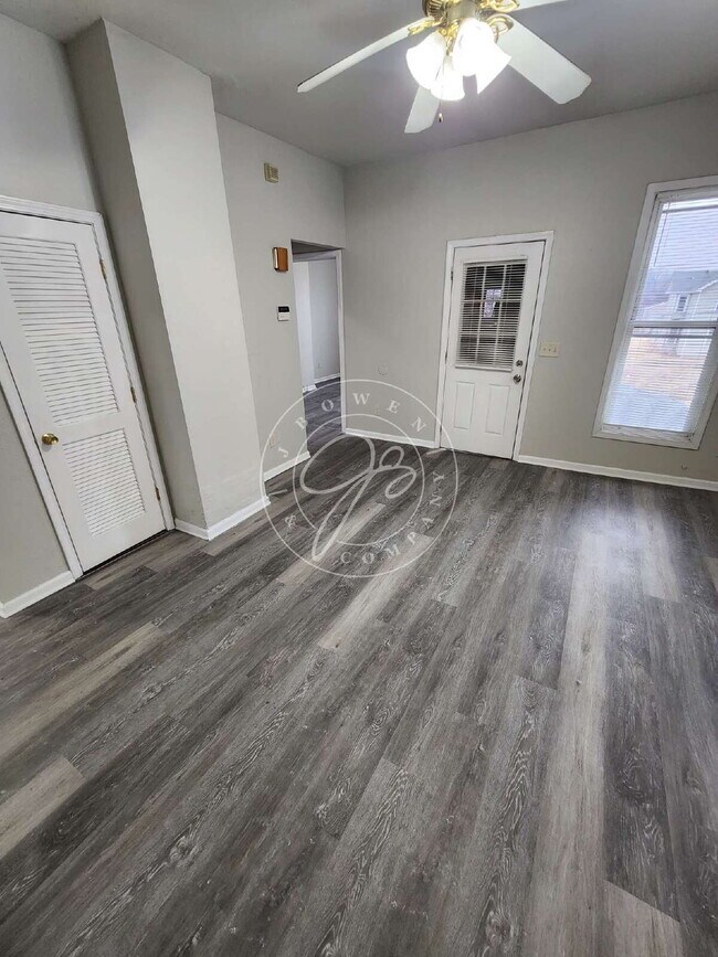 Foto del edificio - 2 bed upper unit! Private Entrances! Fully updated!