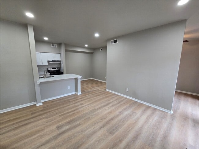 Building Photo - 1818 Augusta Dr