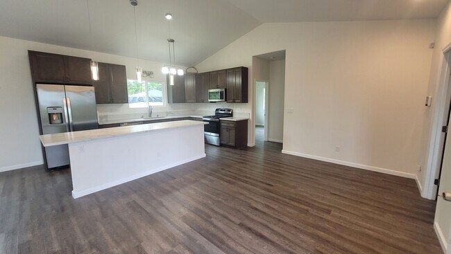 Foto del edificio - This 3-bedroom, 2-bath home in Orchidland Subdivision