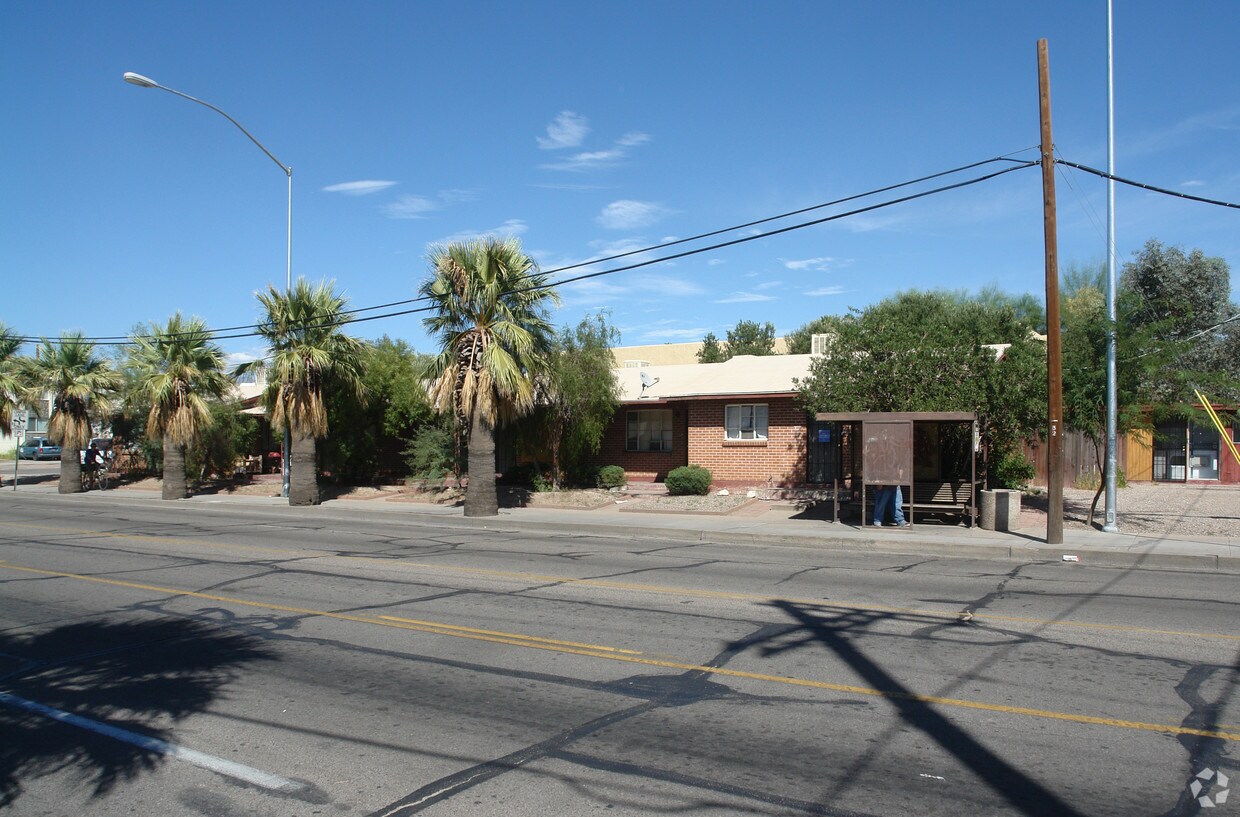 Building Photo - 804 E 10th St
