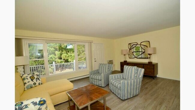 Foto del edificio - 524 Laurel Lake Rd