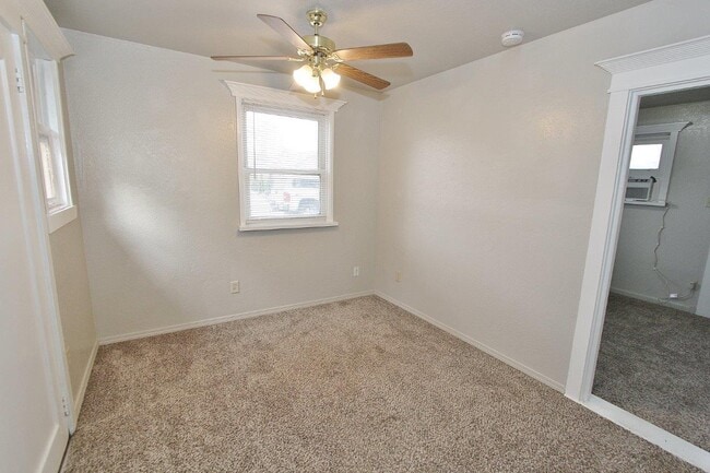 Building Photo - 815 E 1st St