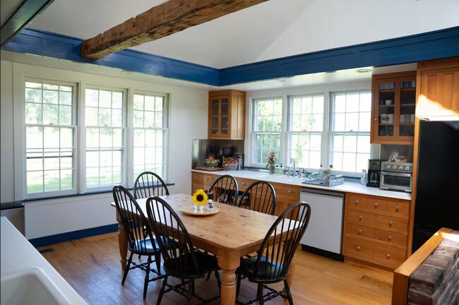 Foto del edificio - 872 Grassy Brook Rd