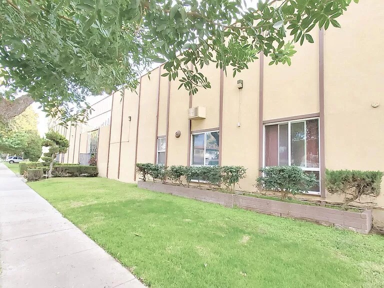 14-unit building with courtyard - 1818 W Sumac Ln