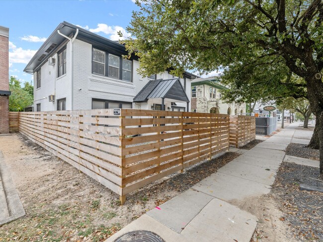 Foto del edificio - 1119 Waugh Dr