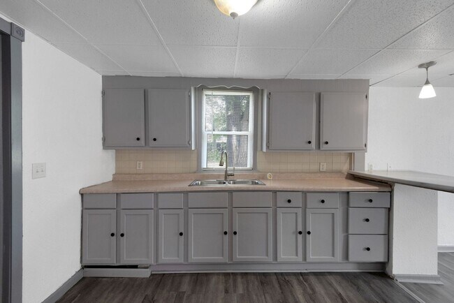 Building Photo - Charming 2BR House in East Moline