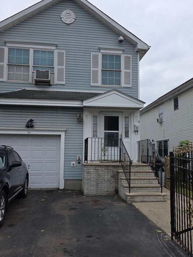 2 family, 2nd Floor 3 BR, Large living room, Dinning area, Deck, Private parking available - 26 Winans Ave
