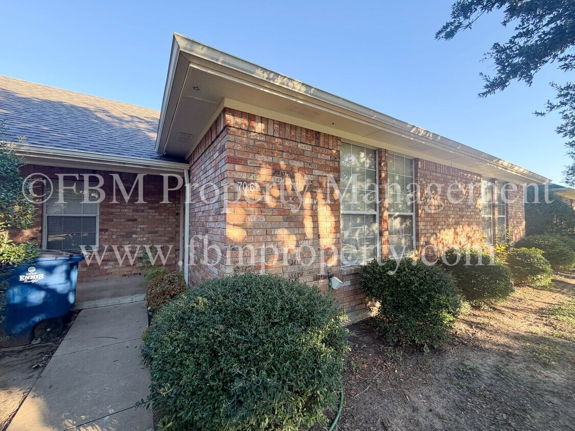 Foto principal - 706 Biloxi Dr