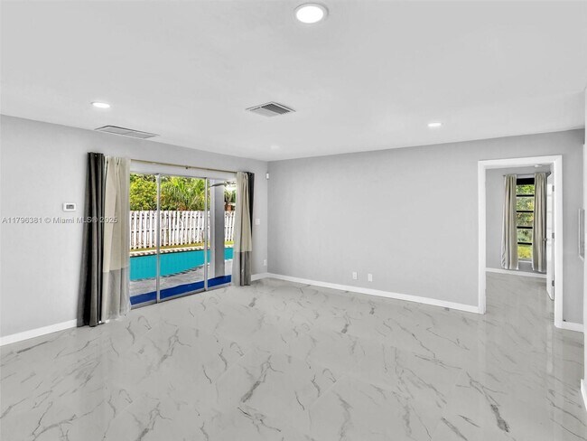 Foto del edificio - 1281 SW 32nd St