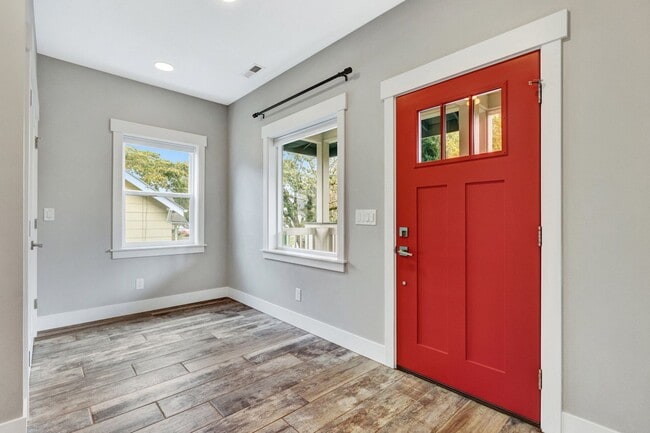 Foto del edificio - Exquisite 1941 N Portland Home! 3 bedrooms, 2.5 bath! Fenced Yard, Gas fireplace, Landscaping & O...