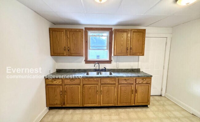 Foto del edificio - 3 Bed/1 Bath Townhome with Garage / Pet-Friendly / Vouchers Accepted / Available Soon!