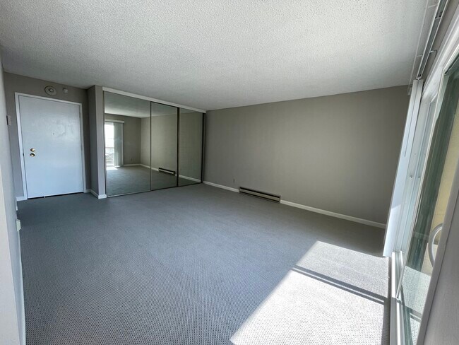 Living room with large closet - 2 Admiral Dr