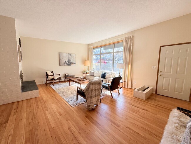 Foto del edificio - Charming 2 Bedroom Condo in SW Portland!